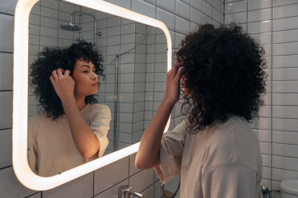 Mirrors with lights discount in them