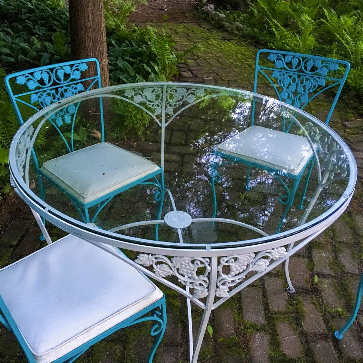 Round glass on sale outdoor table